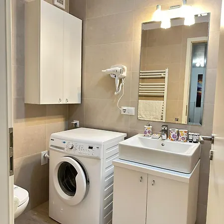 Apartment Glam Near Coresi Mall