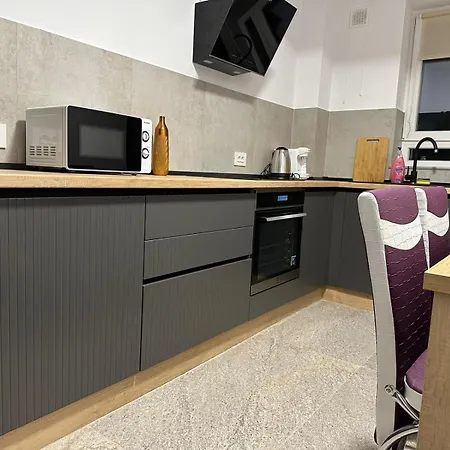 Apartment Glam Near Coresi Mall *