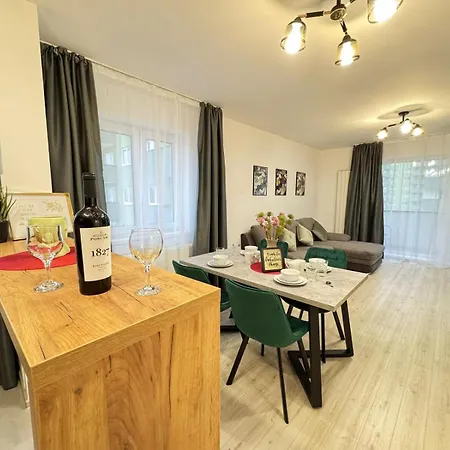 Glam Near Coresi Mall Apartment