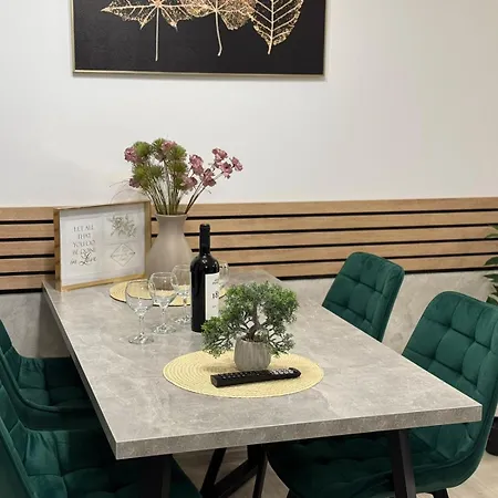 Glam Near Coresi Mall Apartment *